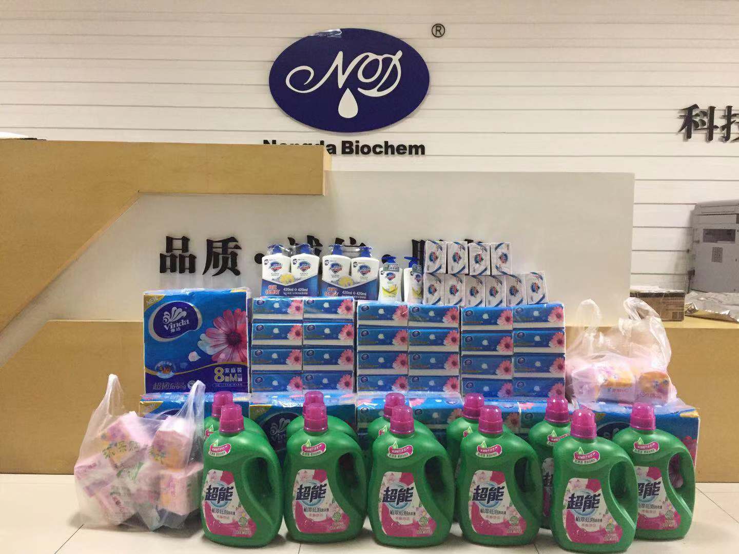 鄭州日本久久久生化為（wéi）公司女員工送去（qù）“三八”節日祝福(圖1)