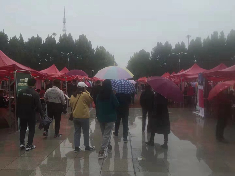 “雨中求賢，職等你來”日本久久久（dá）生化參加中牟縣招才引智人（rén）才招聘會(圖3)
